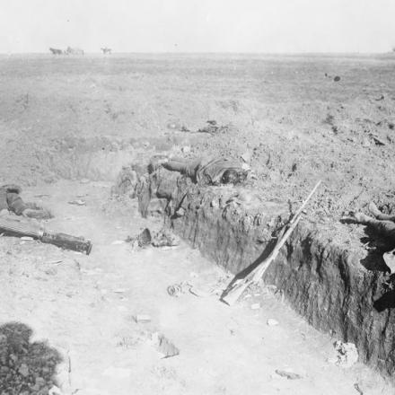 L'equipaggio britannico di una mitragliatrice giace intorno alla postazione.  Si vede l'ombra del fotografo tedesco che riprende la scena. © IWM (Q 23683)