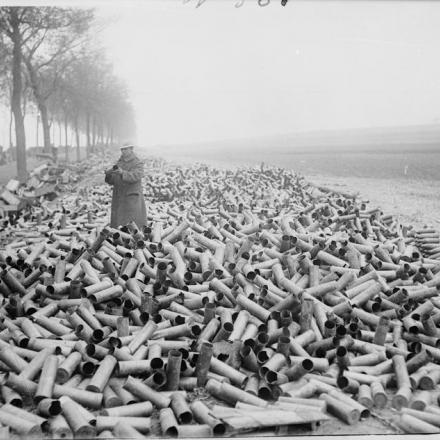 Un soldato britannico  in mezzo a una discarica di bossoli vuoti vicino a Domart, il 29 aprile 1918. © IWM (Q 10943)