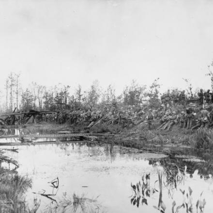 Un ponte pedonale sul fiume Ailette canalizzato. Un reggimento tedesco l'ha attraversato e avanza, mentre le riserve, in attesa del comando di avanzare, rimangono sotto la copertura degli argini. © IWM (Q 55313)