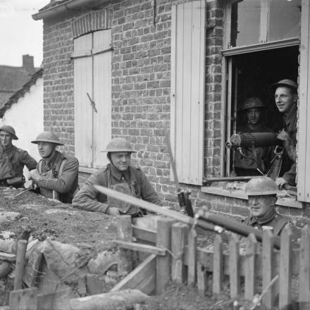 La battaglia di Lys. Un avamposto del Machine Gun Corps in un cottage ) vicino a Haverskerque, il 1 ° maggio 1918. © IWM (Q 6592)
