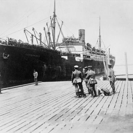 Truppe tedesche in procinto di imbarcarsi sulla nave a vapore di Amburgo SS Corcovado nel porto di Odessa, in Ucraina. © IWM (Q 51036)