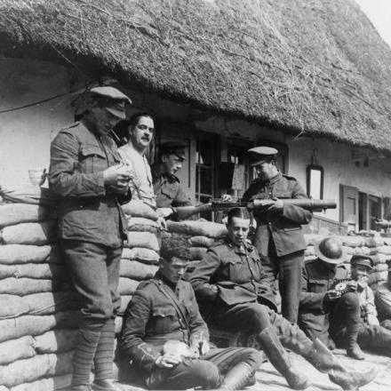 La battaglia del Lys. Artiglieri della Royal Artillery fuori dalla loro billetta a Saint-Floris, 5 maggio 1918.  © IWM (Q 6600)