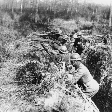 Truppe americane di fanteria presidiano una trincea vicino a Maffrecourt, il 5 maggio 1918.© IWM (Q 69943)