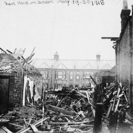 Danni del bombardamento a Terb Road, Manor Park, Londra, provocati durante l'ultimo raid aereo tedesco a Londra il 19-20 maggio 1918. © IWM 
