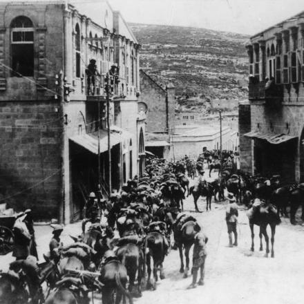 Forze australiane e britanniche nella città di Es Salt, in Palestina il 2 maggio 1918, © IWM (Q 80039)