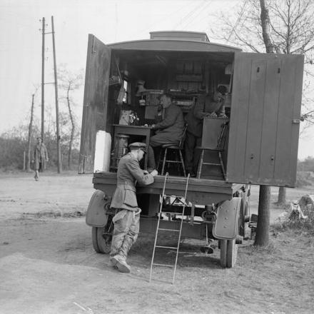 Centrale telefonica della Royal Air Force in un camion a motore. Gosnay, 2 maggio 1918.© IWM (Q 8772)