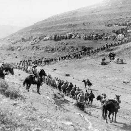 L'avanzata attraverso la Palestina: lunga fila di prigionieri catturati dall'Australian Light Horse a Es Salt in Palestina sulla pista per Gerico.© IWM (HU 90361)