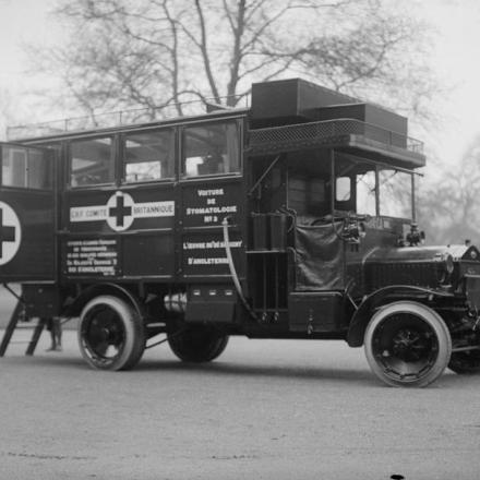 Il camion della chirurgia dentale presentato da King George V alla Croce Rossa francese, il 4 maggio, Buckingham Palace. © IWM (Q 30646)