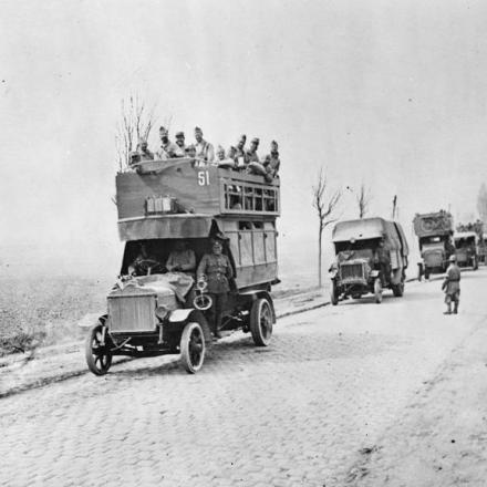 Autobus britannici a due piani che trasportano truppe francesi sulla strada vicino Fauquembergues, il 4 maggio 1918 .© IWM (Q 58188)
