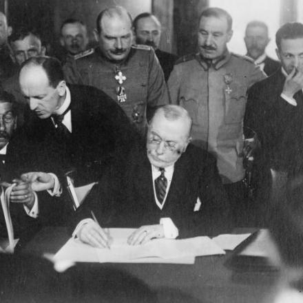 Alexandru Marghiloman, il primo ministro della Romania, firma il trattato di pace con gli Imperi centrali nel castello di Cotroceni a Bucarest, 7 maggio 1918. © IWM Q 52253