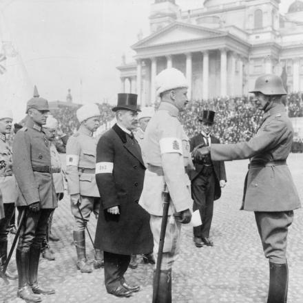Il generale Carl Mannerheim, comandante delle Guardie Bianche finlandesi, saluta il generale Colmar von der Goltz, comandante della divisione tedesca in Finlandia, a Helsingfors (Helsinki), maggio 1918.© IWM (Q 64689)