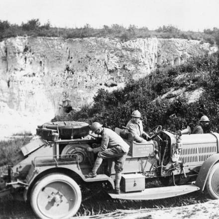 Truppe francesi allestiscono un posto di osservazione mobile a Montchenot (Marne), il 7 maggio 1918. © IWM (Q 69726)