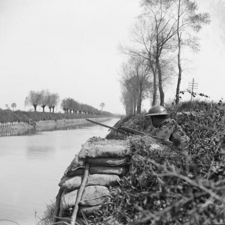 La battaglia del Lys. Avamposto presidiato sul Canale Lys di fronte a Saint-Floris, il 9 maggio 1918. © IWM (Q 6614)