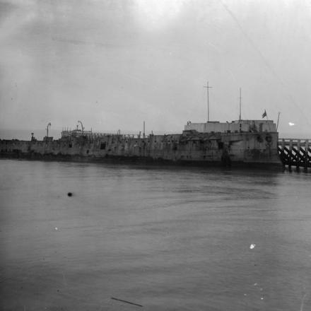 La H. M. S. Vindictive all'ingresso del porto di Ostenda. © IWM Q 23117