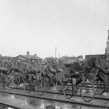 Ciclisti tedeschi in ricognizione lungo una ferrovia vicino a Kiev per proteggerla dai bolscevichi. © IWM (Q 86977)