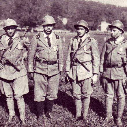 Il tenente Carlo Sabatini, il secondo da sinistra, insieme con tre dei quattro Arditi protagonisti della conquista della Cima del Monte Corno