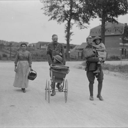 © IWM Due MP con una donna rifugiata e i suoi due figli che lasciano Bethune, il 14 maggio 1918