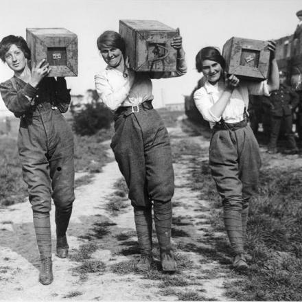 Ausiliarie che trasportano scatole di granate recuperate © IWM 