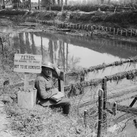 Battaglia del Lys: sentinella britannica accanto a un pontesul canale Lys a Saint-Floris. A disposizione latte di benzina per bruciare il ponte in caso di avanzata tedesca.18 maggio 1918. © IWM  