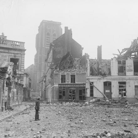 Municipio in rovina a Bethune, 20 maggio 1918. © IWM 