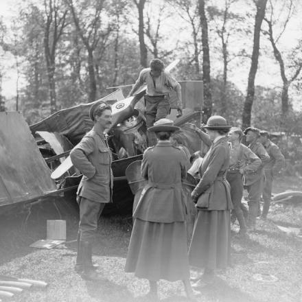 Ufficiali della WAAC in visita al relitto di un bombardiere tedesco Friedrichshafen G.III a Villers-au-Bois, il 21 maggio 1918. Meccanici della Royal Air Force recuperano parti del velivolo. © IWM 