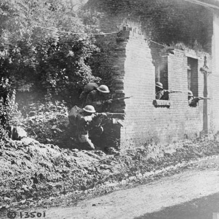 Truppe del 28 ° reggimento di fanteria americano che sparano al nemico da una casa in rovina a Bonvillers o Mont-Bonvillers, il 22 maggio 1918. © IWM 