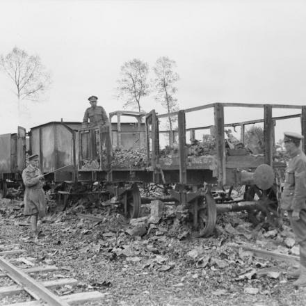 Distruzione causata dal fuoco in un deposito di munizioni a Saigneville, il 23 maggio 1918 © IWM 