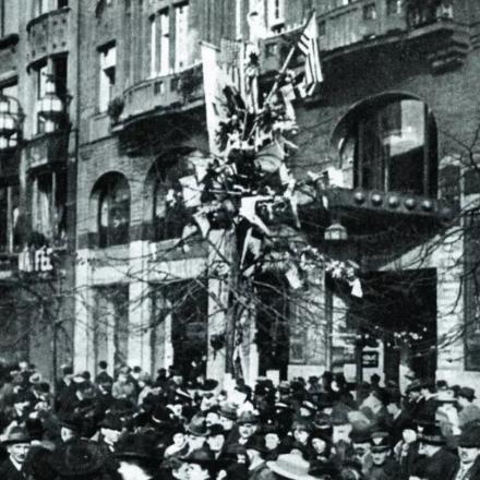 Il Tiglio Slavo decorato davanti all'hotel Oca d'Oro, in piazza Venceslao, in una foto scattata il 28 ottobre 1918. © novinky.cz