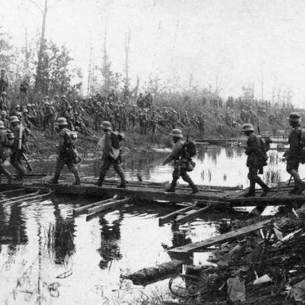 La mattina del primo giorno della battaglia del Chemin des Dames, 27 maggio 1918. Truppe tedesche che attraversano un canale e in attesa di ordini per continuare l'avanzata.