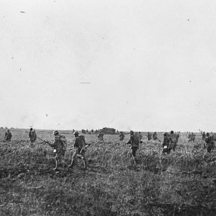 Attacco e presa di Cantigny dal 28 ° reggimento di fanteria, 1a divisione americana supportata dal 5 ° battaglione dei carri armati francesi, 28 maggio 1918.
