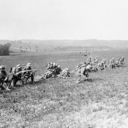 La terza battaglia dell'Aisne. Fanteria tedesca che si prepara ad avanzare in ordine esteso attraverso l'aperta campagna durante l'assalto a Fismes, il 28 maggio 1918.
