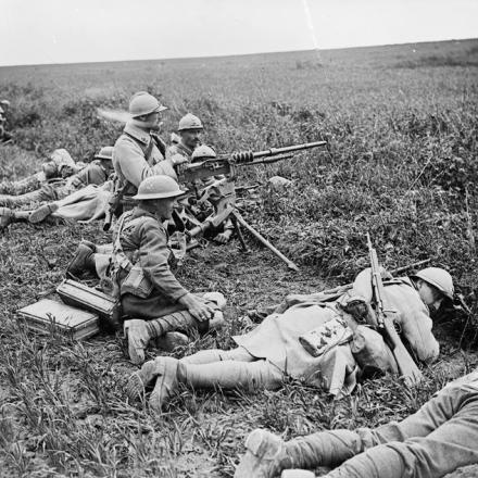 La terza battaglia dell'Aisne. Truppe francesi e britanniche in attesa del nemico all'aperto. A nord di Courville, il 29 maggio 1918. © IWM (Q 6656)