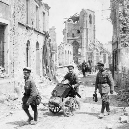 Fotografo tedesco, tenente Schaffer e suoi commessi di un distaccamento cinematografico ufficiale tedesco, nelle strade di Soissons dopo la presa della città il 29 maggio 1918. © IWM (Q 87926)