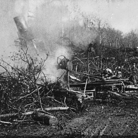 Un mortaio austro-ungarico 305 mm Modello 1911 in azione sul fronte occidentale. © IWM (Q 87410)
