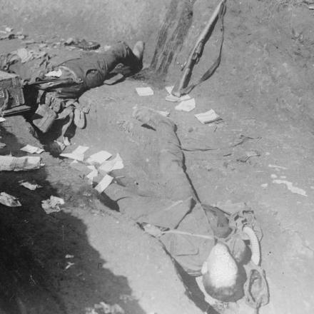 Soldati britannici morti in una trincea per un attacco con i gas durante l'offensiva di primavera tedesca. © IWM (Q 23689)