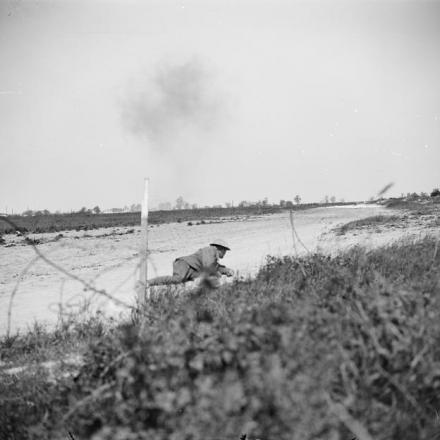Soldato britannico che si getta a terra per evitare schegge da una raffica di proiettili. Vicino ad Achicourt, il 31 maggio 1918. © IWM (Q 11037)