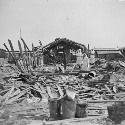 Infermiere che valutano i danni arrecati durante un'incursione aerea al N. 9 dell'ospedale canadese di Etaples, il 31 maggio 1918. © IWM (Q 11572)