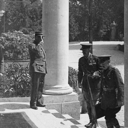 ll generale Herbert Studd, capo di stato maggiore della sezione britannica del Consiglio supremo di guerra, arriva per una conferenza con gli alleati a Versailles, il 1 ° giugno 1918. © IWM (Q 78174)