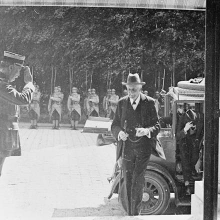 Arthur Balfour, il ministro degli Esteri britannico, arriva alla conferenza alleata a Varsailles, salutato da un ufficiale di alto rango francese, il 2 giugno 1918. © IWM (Q 70058)