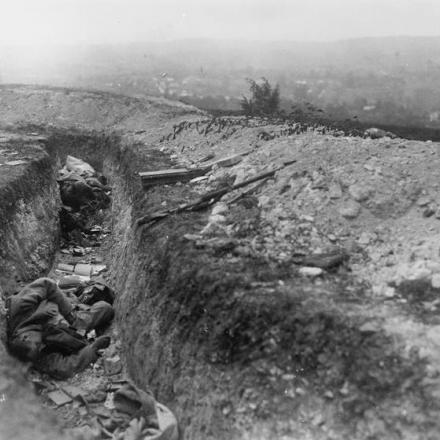 La terza battaglia dell'Aisne. Soldato francese ucciso in una trincea catturata all'altezza di Mareuil-sur-Ourcq, giugno 1918. © IWM (Q 55359)