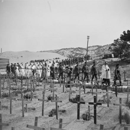 Funerale di una suora uccisa durante il bombardamento di un ospedale ad Etaples, il 3 giugno 1918. © IWM (Q 11033)