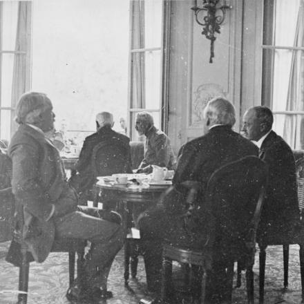 Il primo ministro britannico David Lloyd George e Arthur Balfour, il ministro degli Esteri britannico, in conversazione durante la conferenza del Comitato interalleato del 3 giugno. © IWM (Q 57039)