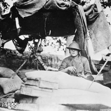 Una mitragliatrice Hotchkiss 1914 del 9 ° Battaglione in una postazione a Chateau-Thierry, il 7 giugno 1918. © IWM (Q 83016)