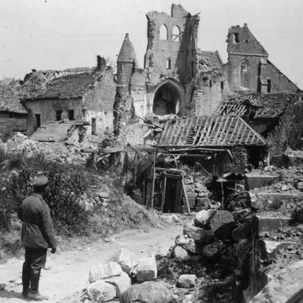 Un soldato tedesco tra le rovine di Chateau-Thierry. © IWM (Q 87635)