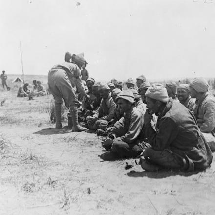 Prigionieri catturati nell'Azione di Arsuf, l'8 giugno 1918, dal 2 ° Battaglione della Black Watch e dalla 1° Guides Infantry della 7a Divisione di Meerut. © IWM (Q 12488)