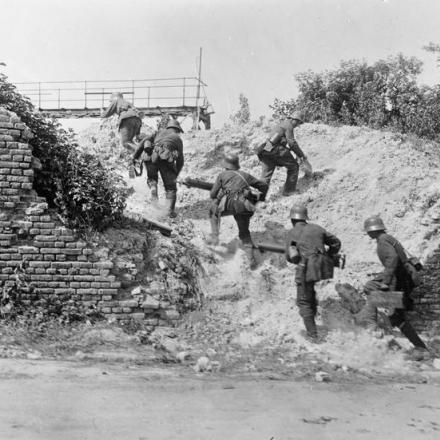 L'operazione Gneisenau. Una sezione di mitragliatrice tedesca MG 08 avanza per assumere nuove posizioni tra le rovine di una casa sul Montdidier - settore Noyon del fronte, giugno 1918.