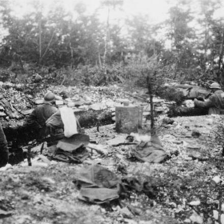 Truppe della Brigata Pinerolo, XII Corpo, nelle trincee di prima linea a Cima Echar, Fronte di Asiago, 1918. © IWM (Q 65216)