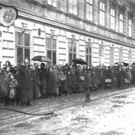 Donne in coda per il pane a Vienna nel Giugno 1918 © Österreichisches Staatsarchiv