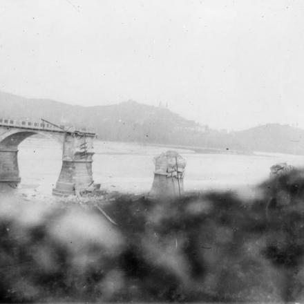 Ponte distrutto a Vidor, le posizioni austro-ungariche si trovano sulla sponda opposta del fiume Piave. © IWM (Q 26496)