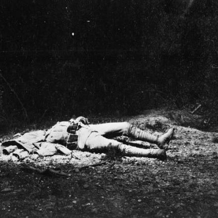Un soldato italiano ucciso sulla strada dell'abbazia di Nervesa, Piave, nel giugno del 1918. © IWM (Q 65363)